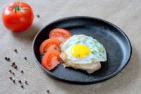 Отбивная из свинины с помидором и глазуньей